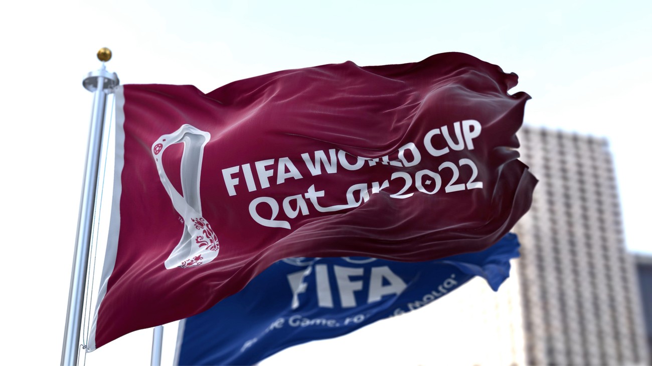 Drapeaux avec le logo de la FIFA et du Qatar de la Coupe du Monde 2022