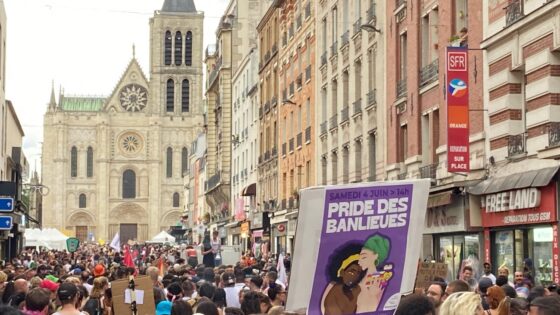 des milliers de manifestant·es défilent lors de la 2e Pride des banlieues