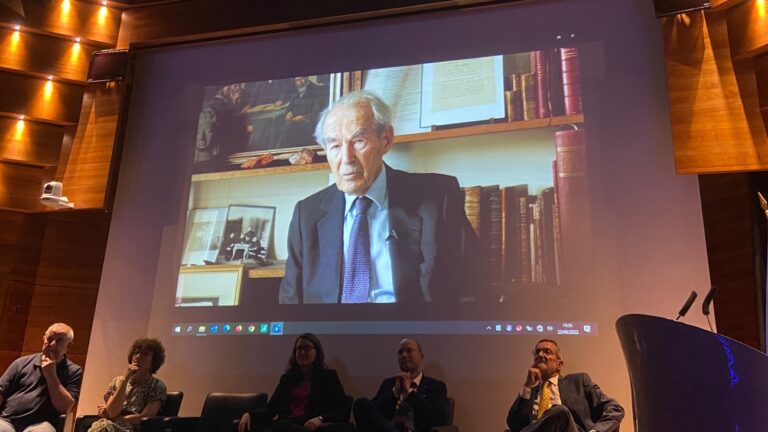 Robert Badinter est intervenu en vidéo à la Conférence organisée par l'Association des avocats LGBT+, le 22 juin 2022, à Paris - Christophe Martet pour Komitid