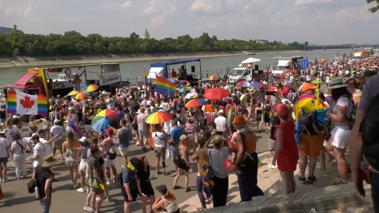 Vue du cortège de la Pride de Budapest, le 23 juillet 2022