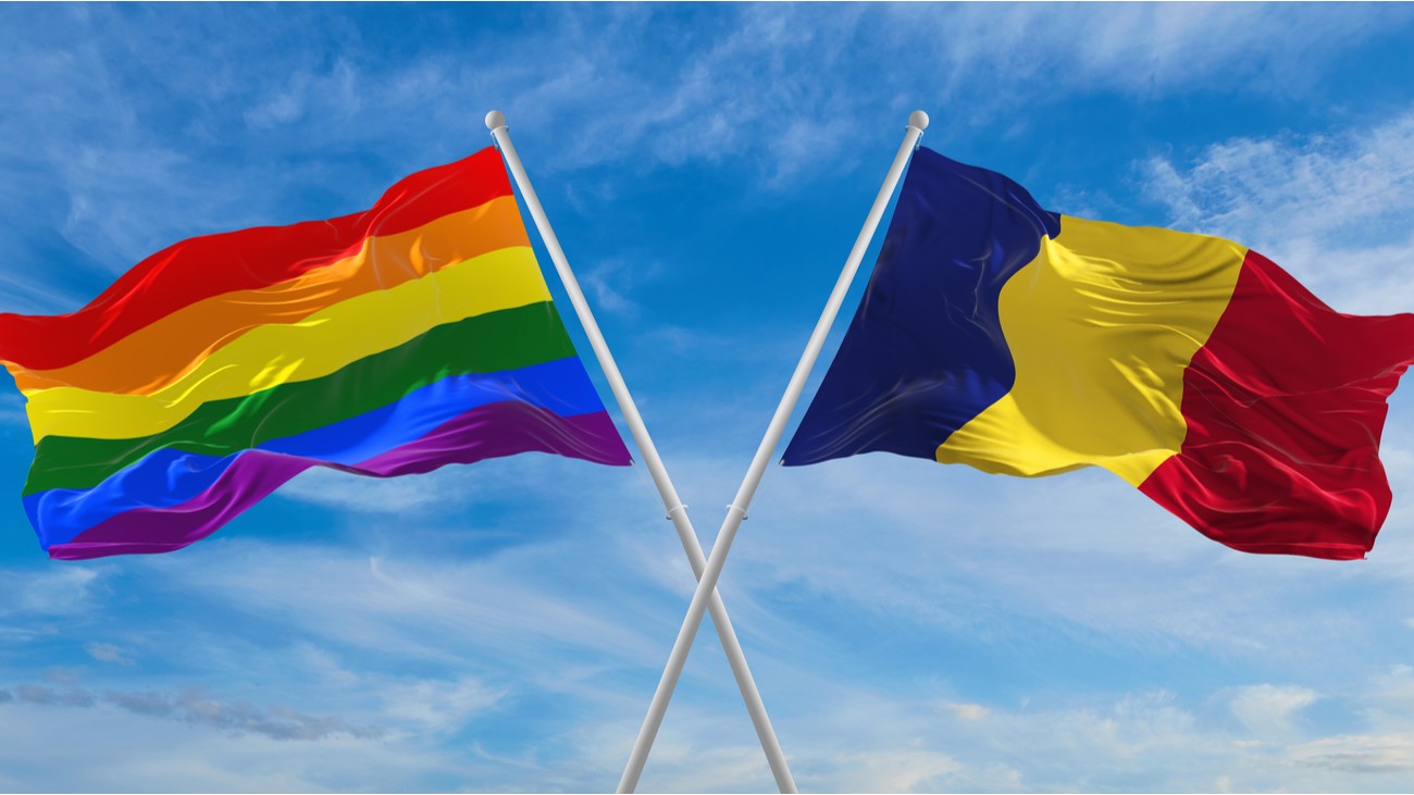 Le drapeau LGBT et le drapeau roumain