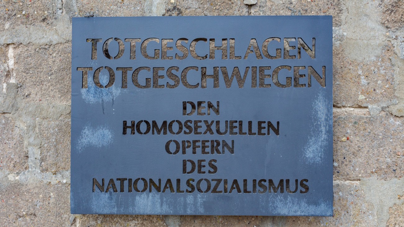 Plaque en mémoire des « victimes homosexuelles du national-socialisme » au camp de Sachsenhausen
