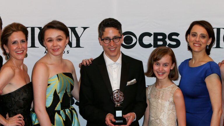 Alison Bechdel (au centre) en 2015, lors de la remise du Tony Awards pour « Fun Home »