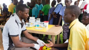Une campagne de dépistage du VIH en Ouganda en 2017 - Adam Jan Figel / Shutterstock
