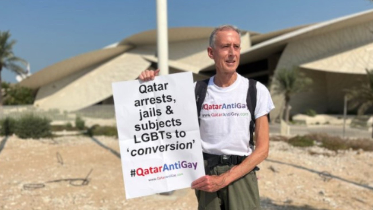 Peter Thatchell proteste devant le musée national du Qatar - Capture d'écran / Twitter