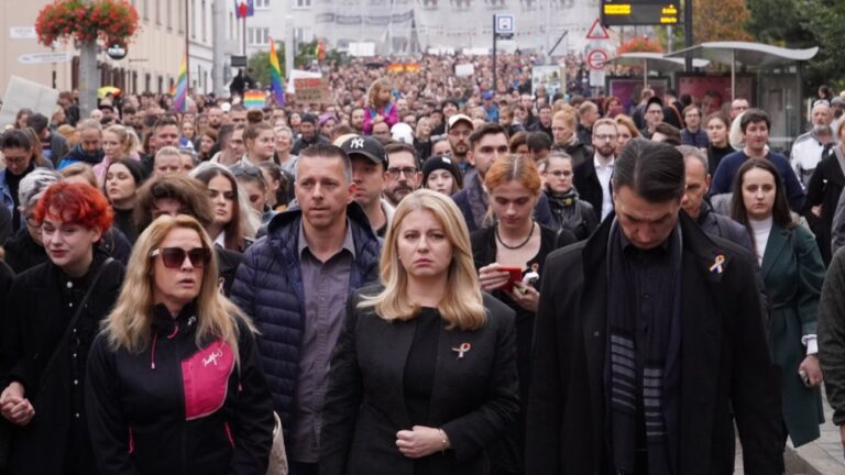 Zuzana Caputova (au centre) présidente de la Slovaquie au rassemblement à Bratislava - Capture d'écran / Twitter