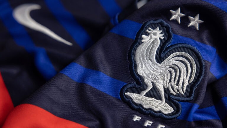Logo de l'équipe de France de football - charnsitr / Shutterstock