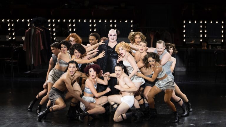 Sam Buttery et la troupe de « Cabaret », au Lido2Paris - Julien Benhamou