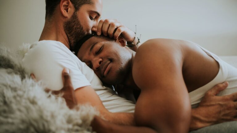 Couple gay - Rawpixel.com / Shutterstock