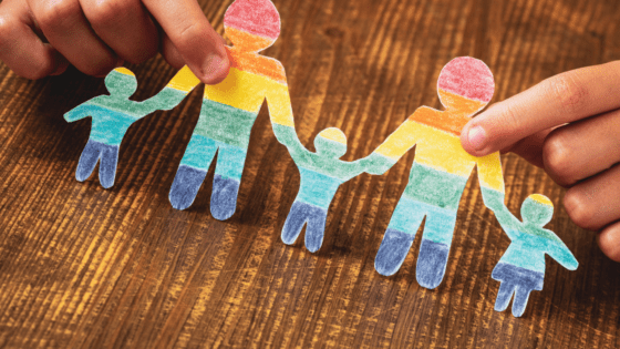 Familles homoparentales : Bruxelles veut renforcer la reconnaissance de la filiation dans l’UE