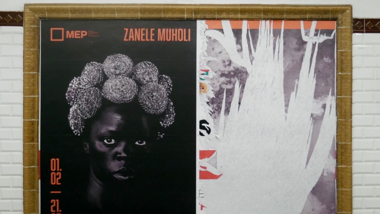 Une affiche de l'expo Zanele Muholi détériorée dans le métro parisien