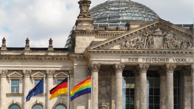 Le drapeau arc-en-ciel flotte devant le Bundestag, à Berlin, en 2022