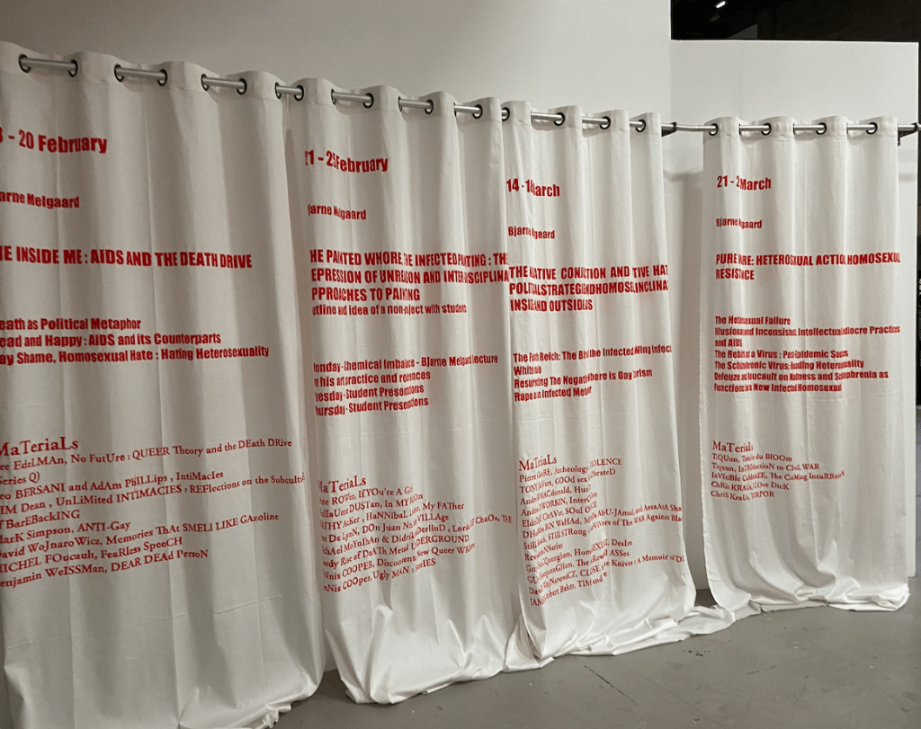 Une vue de l'installation de Lili Reynaud-Dewar pour « Exposé·es » au Palais de Tokyo 