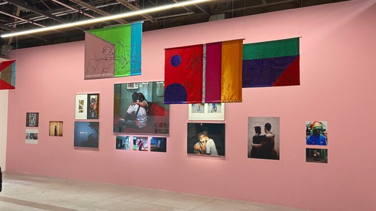 Au premier plan en hauteur, les drapeaux de Julien Devemy, au mur les photographies de Régis Samba-Kounzi, au Palais de Tokyo