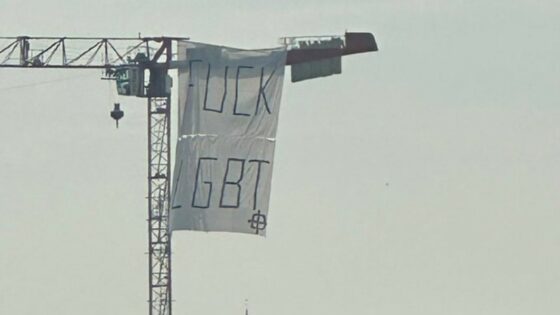 Une banderole LGBTphobe accrochée à une grue à Rennes le jour de la Pride