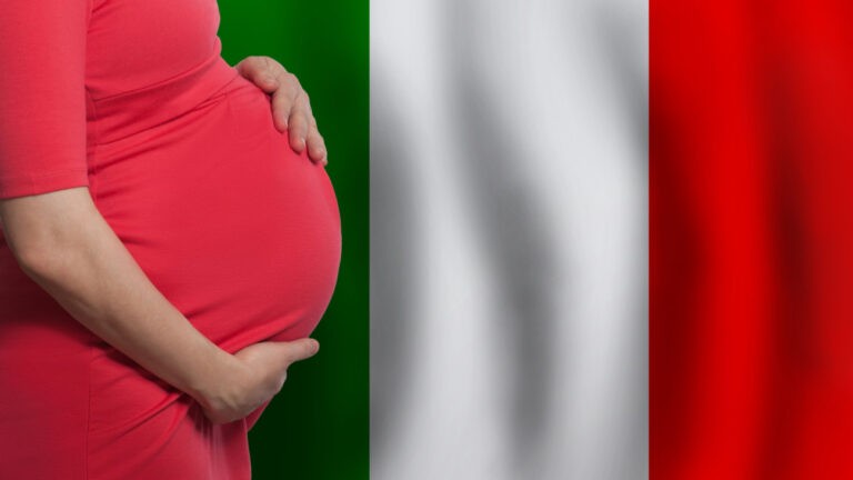 Une femme enceinte devant le drapeau italien