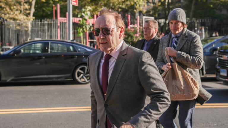NEW YORK, NEW YORK - 19 OCTOBRE 2022 : L'acteur Kevin Spacey arrive au tribunal du district américain de New York