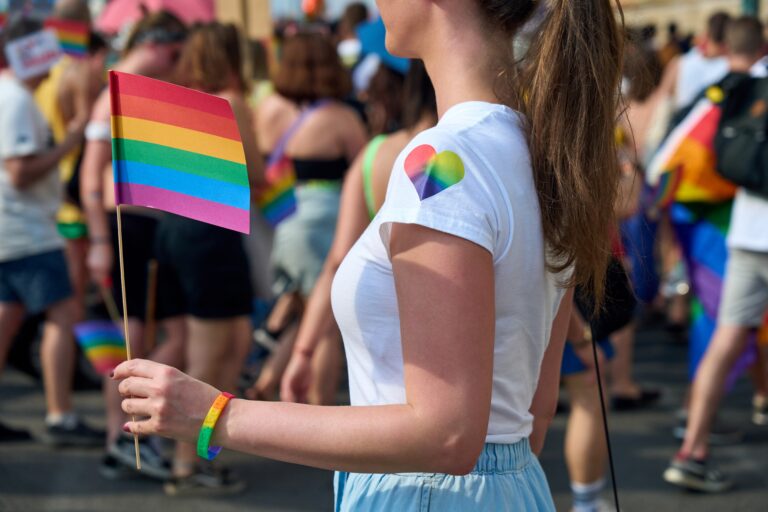 Photo de femme tenant un drapeau arc-en-ciel à la Gay Pride. Budapest, Hongrie 2022