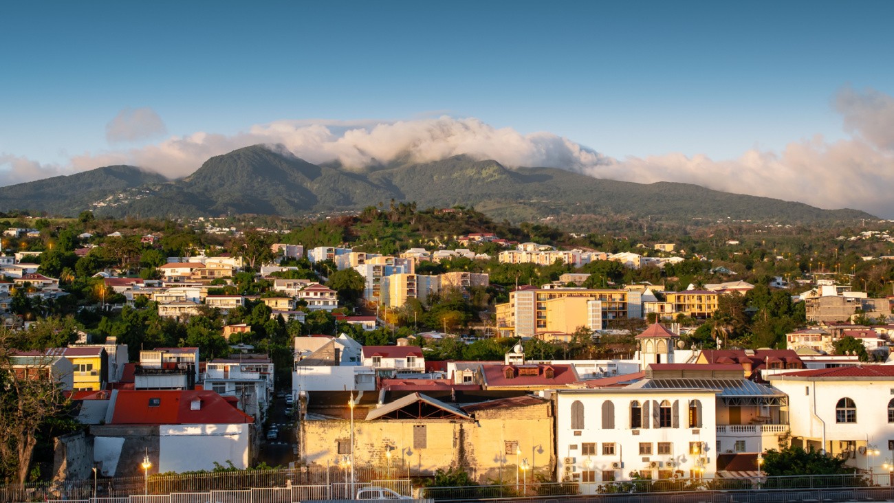 Ville de Basse-Terre à la tombée de la nuit, capitale de la Guadeloupe