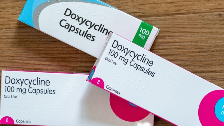 Des boites de l'antibiotique doxycycline