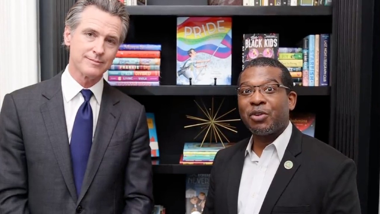 Le gouverneur de Californie Gavin Newsom et Corey Jackson, de l'Assemblée de Californie