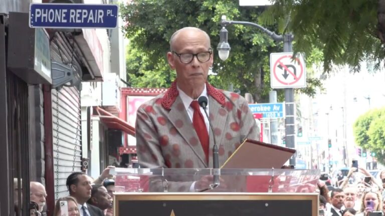 John Waters lors de la cérémonie sur le Hollywood Walk of Fame - Capture d'écran Twitter