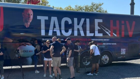 Gareth Thomas dans un bus itinérant pour une campagne contre le VIH