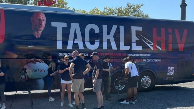 Le bus de la campagne Tackle HIV (Plaquer le VIH) menée par Gareth Thomas