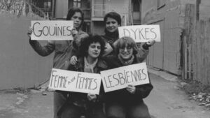 Image extraite de « Amazones d'hier, lesbiennes d'aujourd'hui », documentaire de Dominique Bourque, Johanne Coulombe (1957-2021) et Julie Vaillancourt - Photo de Marik Boudreau prise en 1979 sur le tournage de « Amazones d'Hier, Lesbiennes d'Aujourd'hui »