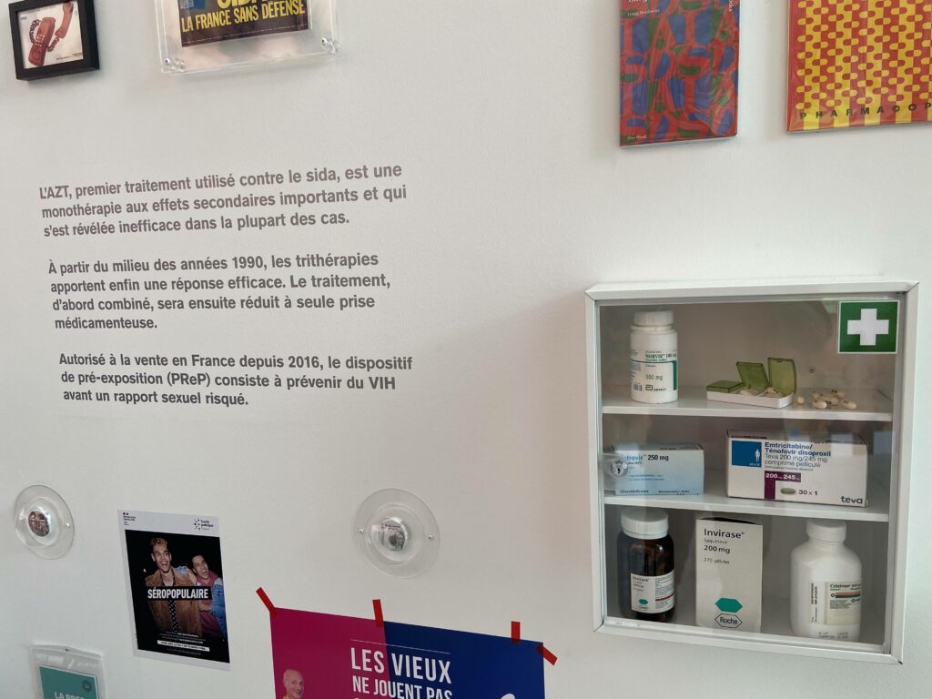 Le « Couloir du temps » (vue partielle) dans l'expo « Aux temps du sida » au MAMCS