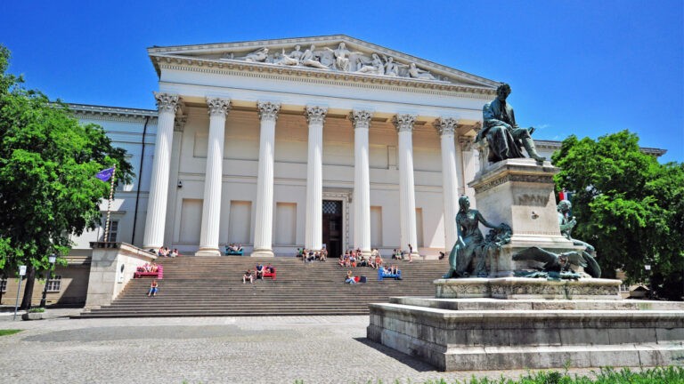 La façade du Musée national de Hongrie, à Budapest