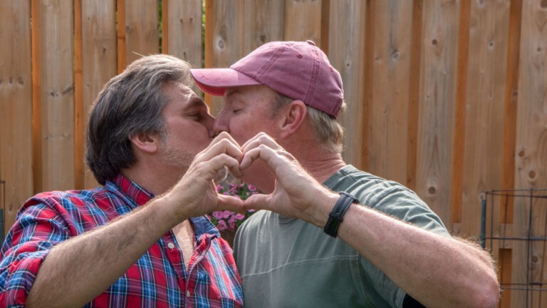 Couple gay s'embrassant (photo d'illustration)