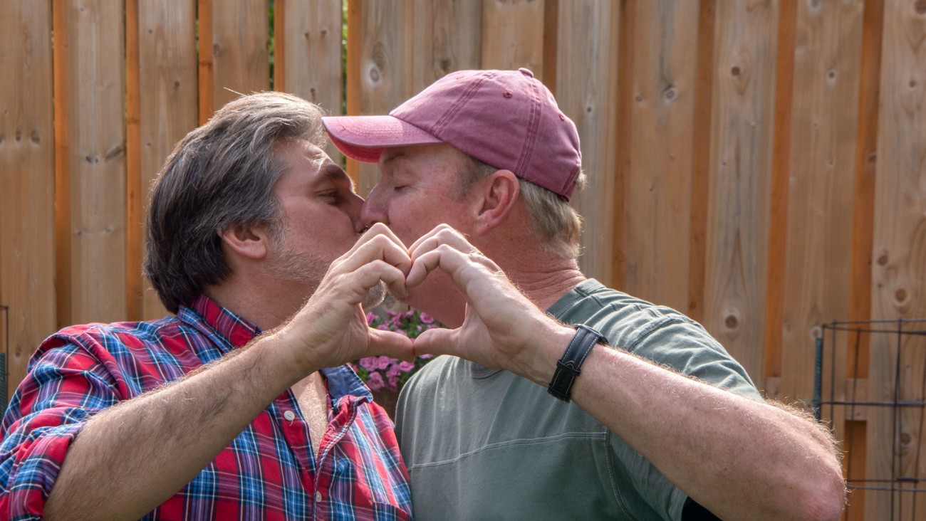 Couple gay s'embrassant (photo d'illustration)