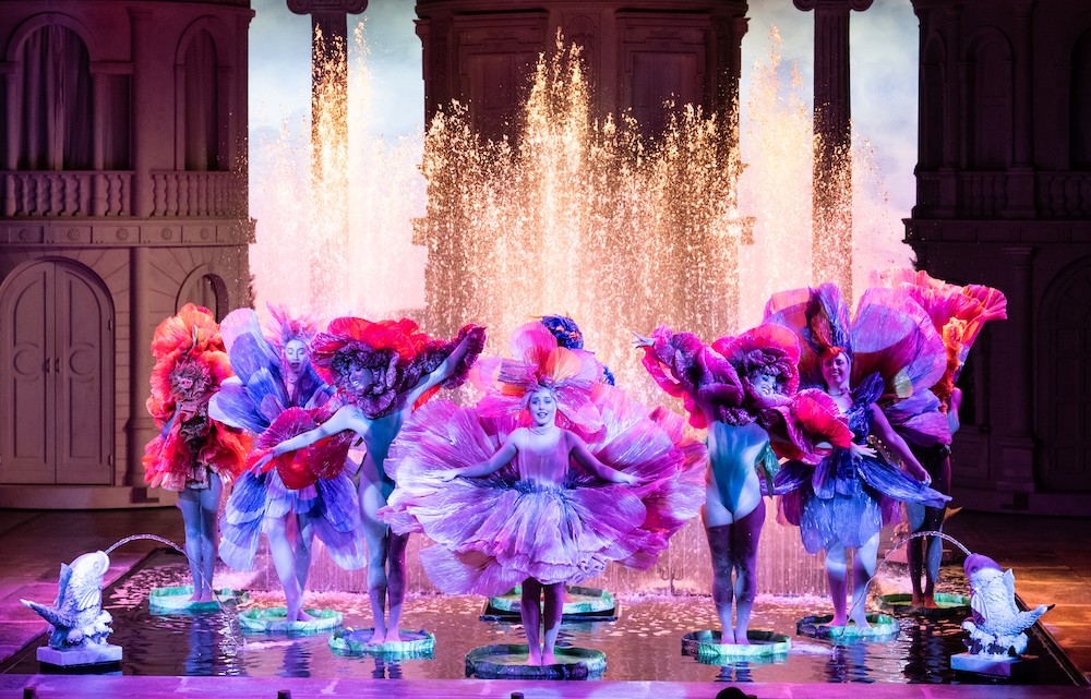 Image extraite du spectacle « Le Forum en folie », au Lido2 Paris