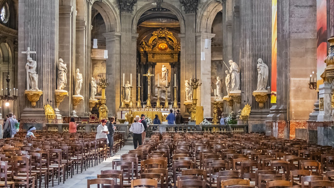 La nef de l'église Saint-Sulpice, à Paris