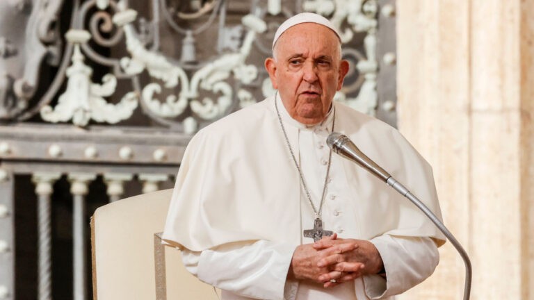 Le pape François assiste à son audience hebdomadaire sur la place Saint-Pierre au Vatican, le 15 novembre 2023