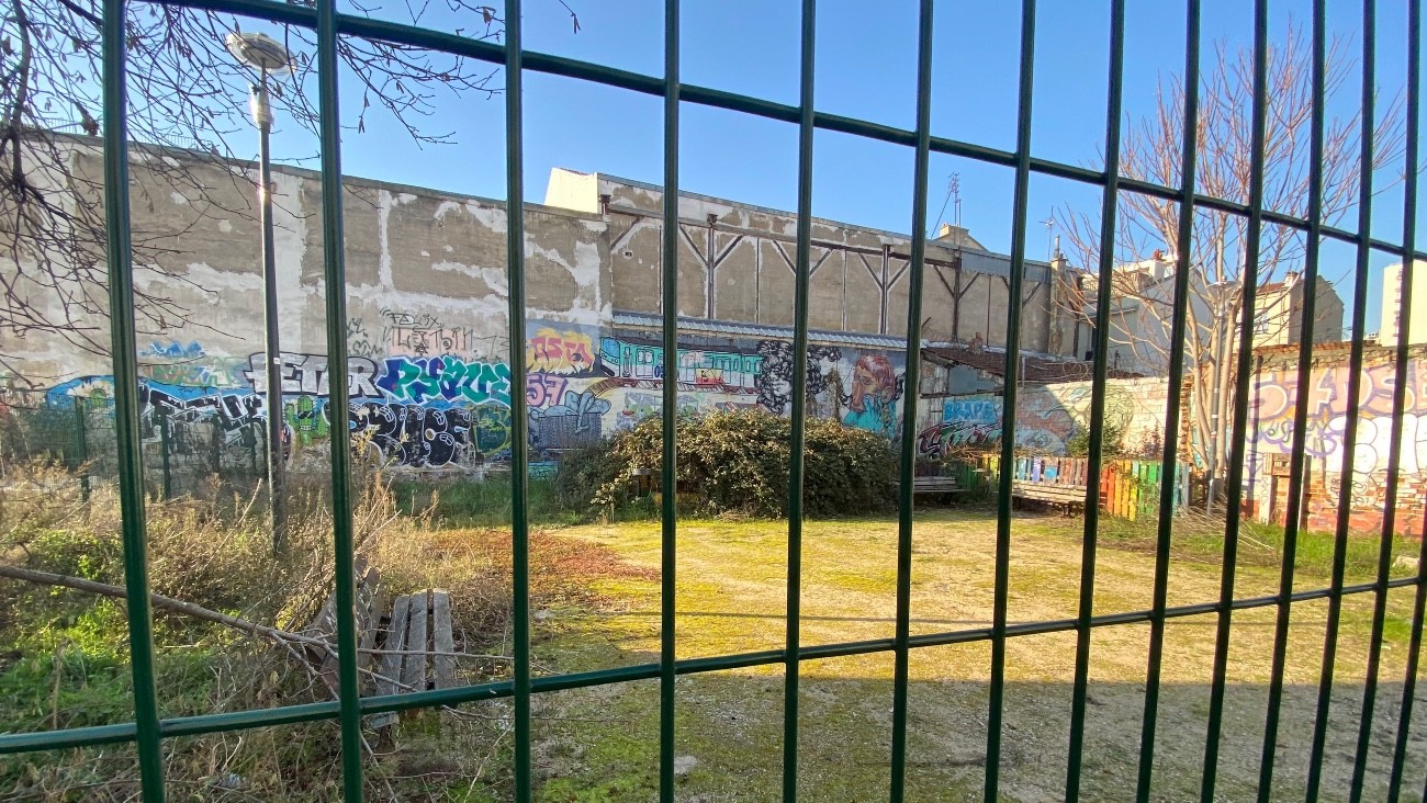 Le square Jean Le Bitoux inaccessible et sans plaque, photo prise le 11 janvier 2024