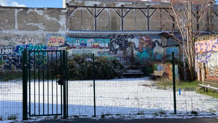 Le square Jean Le Bitoux semble à l'abandon, sur cette photo prise le 18 janvier 2024