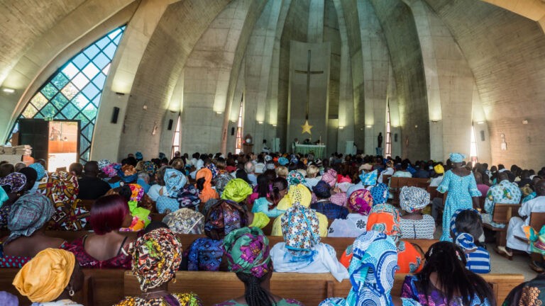 Une messe dans une église au Sénégal en 2019