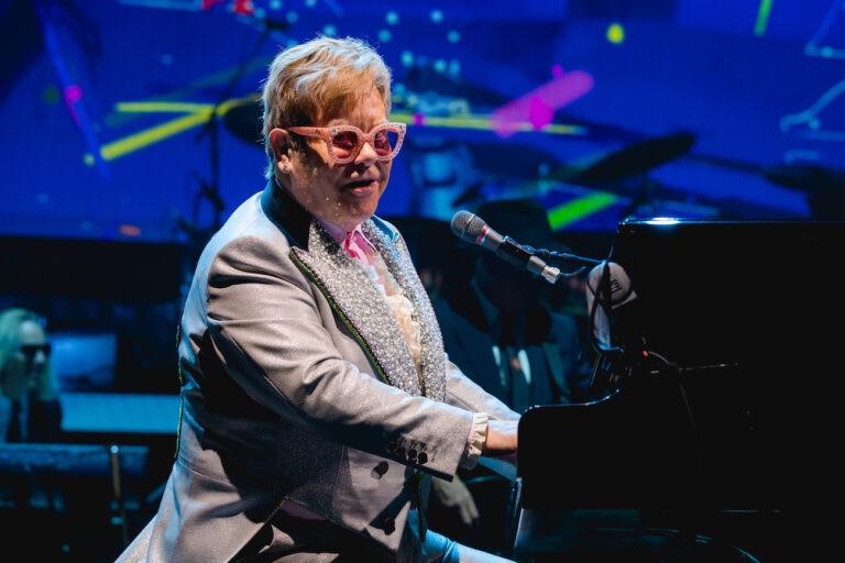 Elton John, son piane et ses lunettes