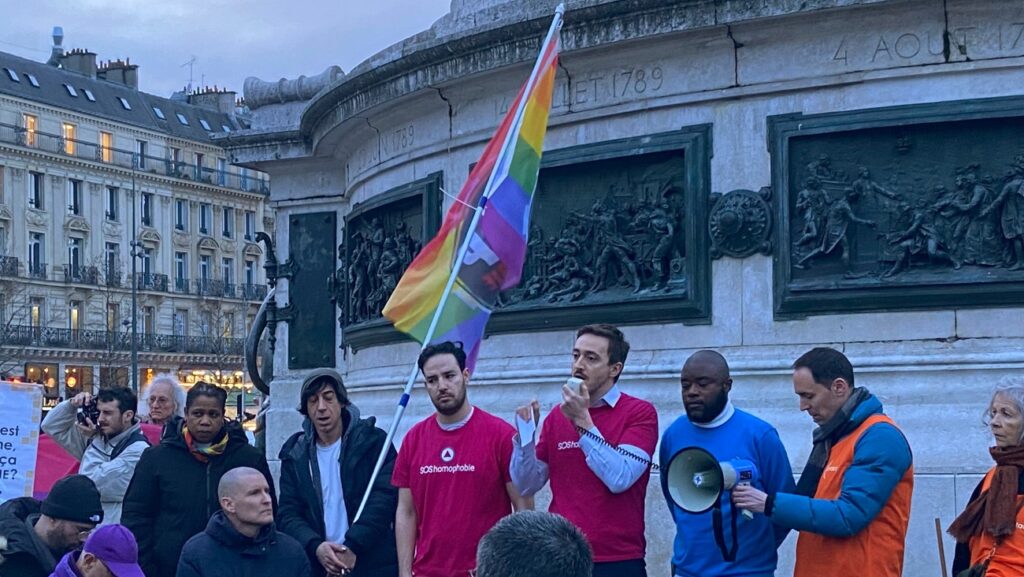 Prise de parole de Joël Deumier, co-président de SIS homophobie, au rassemblement de soutien à Amos, agressé récemment à Paris parce que gay