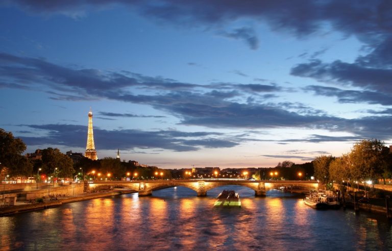 vue d'un pont de Paris au crépuscule