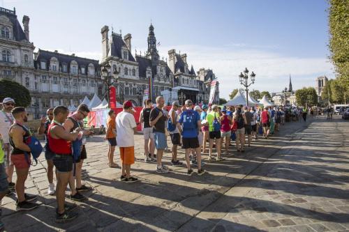 De bon matin, la foule à l'entrée du village des Gay Games