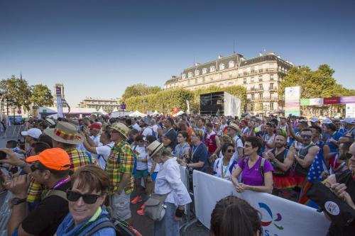 Une foule nombreuse assiste à l'inauguration du village des Gay Games Paris 2018