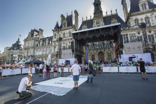 Une nouvelle dalle du patchwork des noms est déployée lors de l'inauguration du village des Gay Games