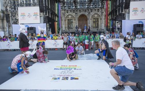 Une nouvelle dalle du patchwork des noms est déployée lors de l'inauguration du village des Gay Games