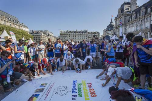 Une nouvelle dalle du patchwork des noms est déployée lors de l'inauguration du village des Gay Games